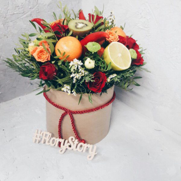 Букет с цветами и фруктами в круглой коробке цилиндре Брест