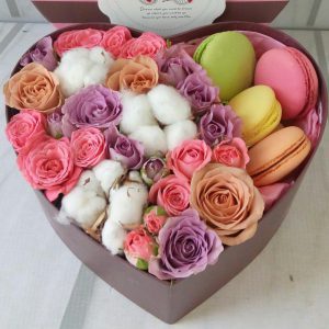 Цветочное сердце с цветами и сладостями с доставкой в Бресте 001