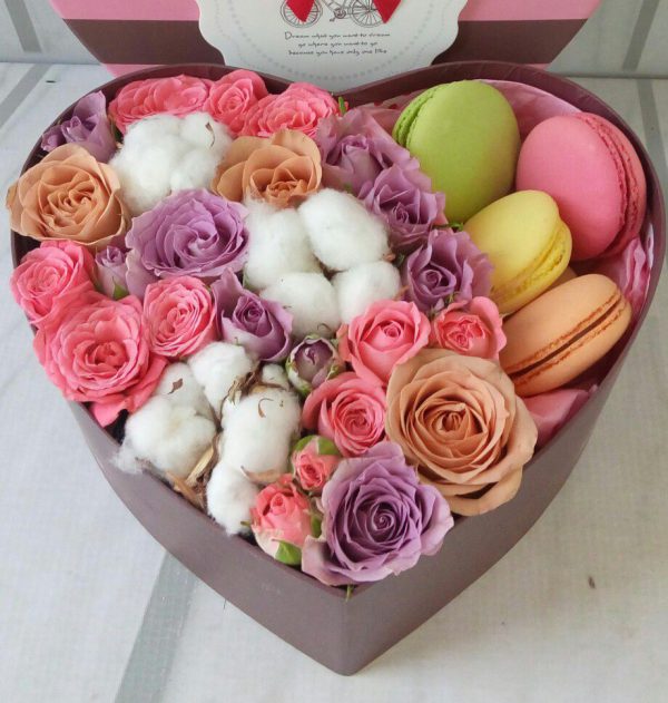 Цветочное сердце с цветами и сладостями с доставкой в Бресте 001