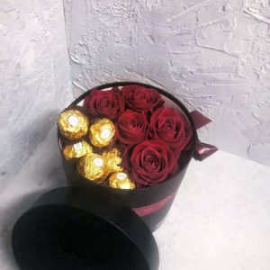 коробка с цветами и сладостями 106