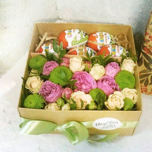 коробка с цветами и сладостями