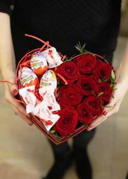 Сердце с розами, конфетами в Бресте с бесплатной доставкой