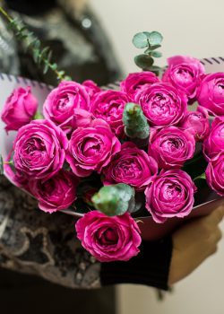 букет из розовой кустовой пионовидногй розы в Бресте _2