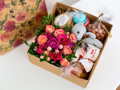 Подарочная коробка с цветами, игрушкой, вареньем, орехами, сухофруктами 409_3